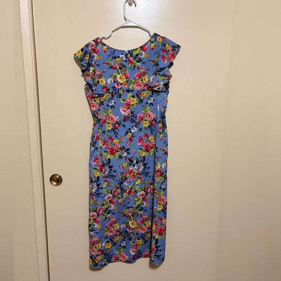 Elegant Floral Midi Dress in Blue - Picture 2 of 8